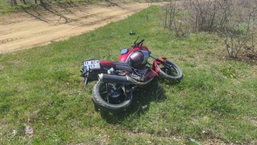 Motosiklet trafik tabelasına &ccedil;arptı: 1 yaralı
