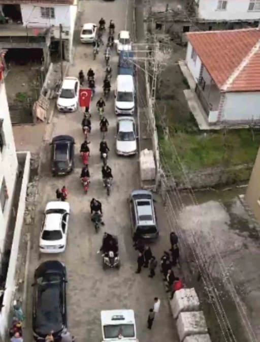 Motosiklet tutkununun düğün konvoyu görenleri gülümsetti
