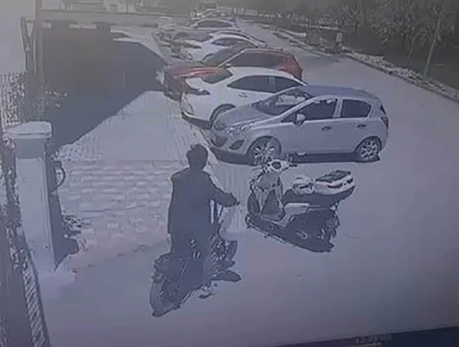 Motosiklet &uuml;zerinde duran kaskı &ccedil;aldı: O anlar kamerada
