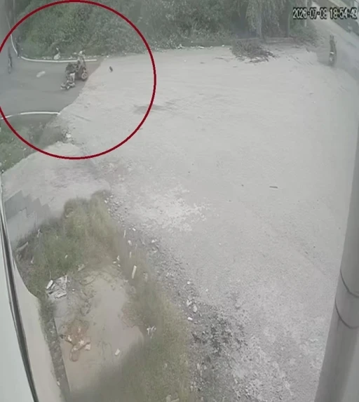 Motosiklet ve bisikletli &ccedil;ocuğun &ccedil;arpıştığı anlar kamerada
