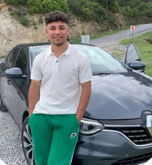 Motosiklet yarışı yapan 18 yaşındaki genç kamyonete çarpıp öldü
