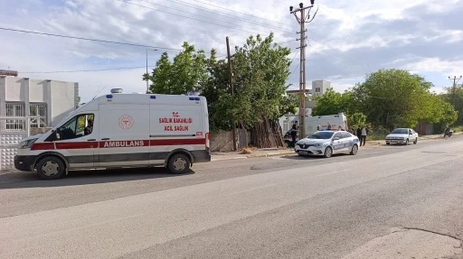 Motosiklet yayaya &ccedil;arptı: 2 yaralı
