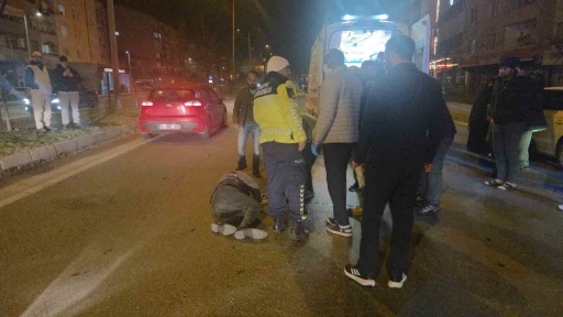 Motosiklet yayaya &ccedil;arptı: 2 yaralı
