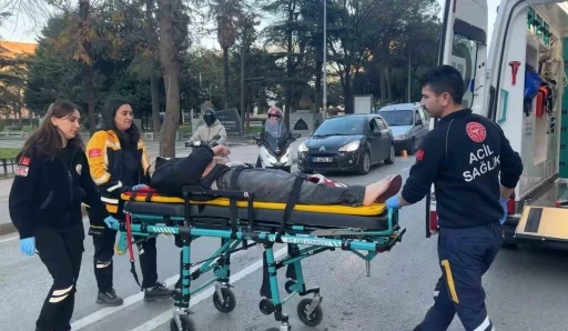 Motosiklet yayaya &ccedil;arptı: 2 yaralı
