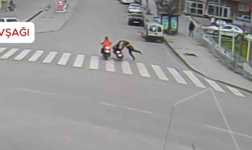 Motosiklet yayaya, ticari taksi elektrikli skutere çarptı: Kaza anları kamerada
