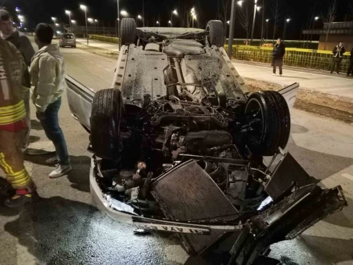 Motosiklete &ccedil;arpan otomobil takla atarak ters d&ouml;nd&uuml;: 2 yaralı
