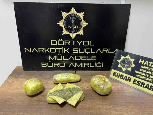 Motosiklete saklanan kubar esrarı polis buldu
