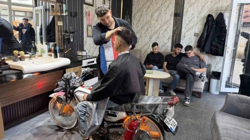Motosikleti berber koltuğuna d&ouml;n&uuml;şt&uuml;rd&uuml;, gen&ccedil;ler sıraya girdi

