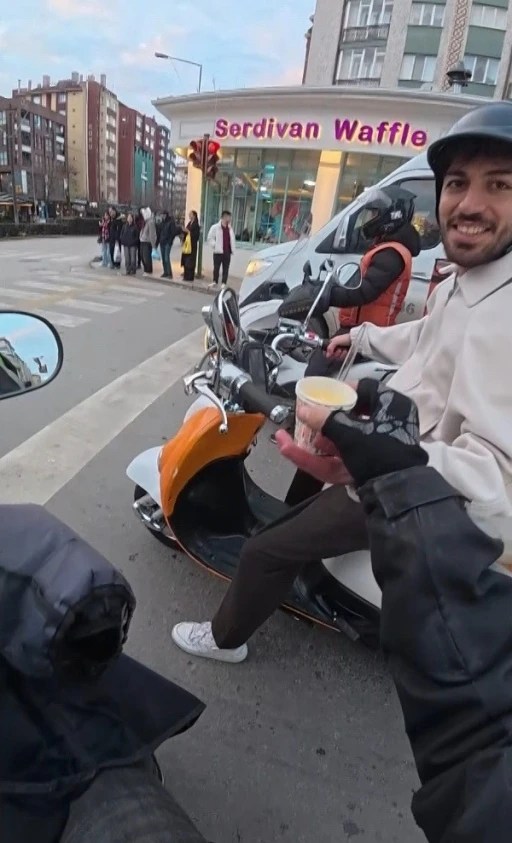 Motosikleti ile trafikte boza ikramı
