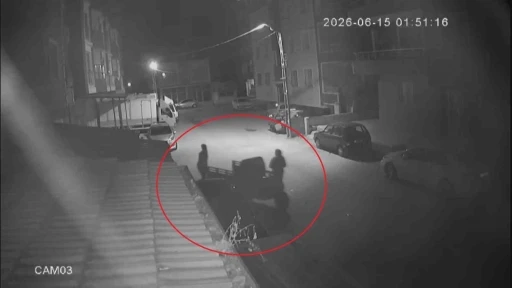 Motosikleti ittirerek &ccedil;alan hırsızın 54 su&ccedil; kaydı olduğu ortaya &ccedil;ıktı
