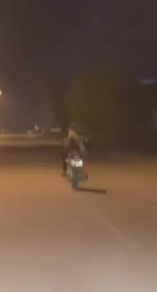 Motosikleti yatarak kullanıp trafiği tehlikeye sokan s&uuml;r&uuml;c&uuml;ye 21 bin lira ceza
