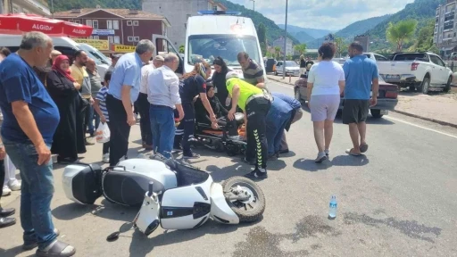 Motosikletin &ccedil;arptığı kadın yaralandı
