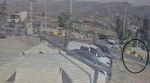 Motosikletin çarptığı yaya metrelerce havaya uçtu
