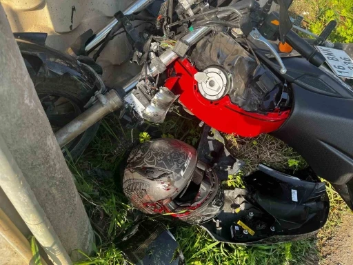 Motosikletin kontrolden çıkması ile birlikte genç sürücü duvara ve direğe çarptı
