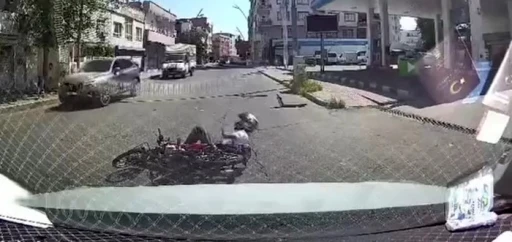Motosikletin otomobile &ccedil;arpma anı ara&ccedil; kamerasında
