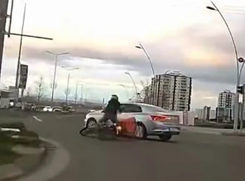 Motosikletin otomobille &ccedil;arpışma anı kamerada

