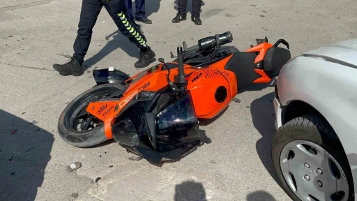 Motosikletin otomobille &ccedil;arpıştığı kaza kamerada: 1 yaralı

