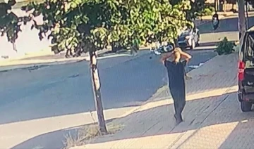 Motosikletin otomobille kafa kafaya çarpıştığı kaza kamerada
