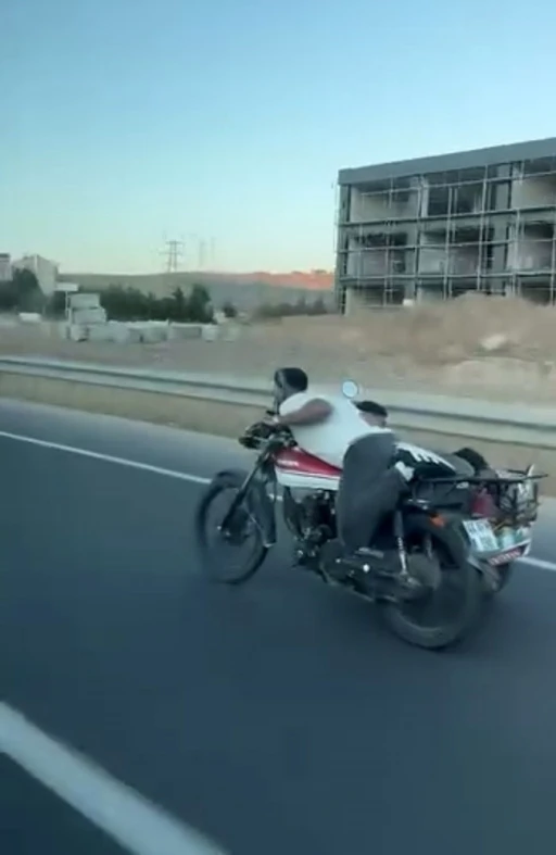 Motosikletin &uuml;zerine uzandı: Hem kendi hem de arkadaşının canını hi&ccedil;e saydı
