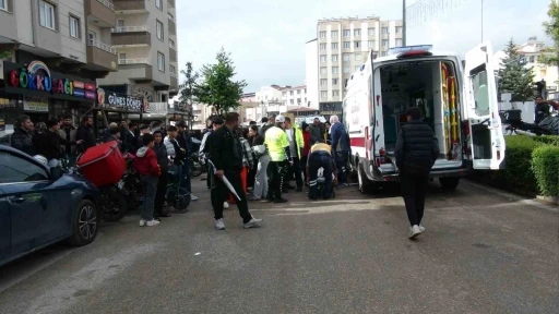 Motosikletin yayalara &ccedil;arptığı kaza kamerada: Baba ve bebeği yaralandı
