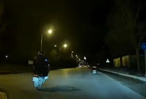 Motosikletinin &ouml;n&uuml;n&uuml; kaldırarak seyreden s&uuml;r&uuml;c&uuml; trafiği tehlikeye attı

