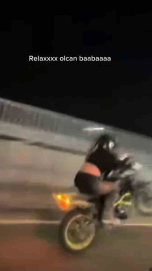Motosikletinin &ouml;n&uuml;n&uuml; kaldırdığı anları paylaşarak &lsquo;Relax olacaksın baba&rsquo; yazan motosiklet s&uuml;r&uuml;c&uuml;s&uuml;ne ceza
