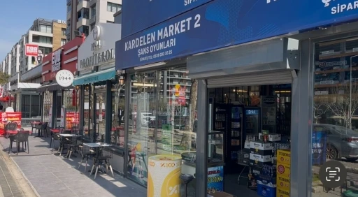 Motosikletiyle kaldırıma daldı, tekel bayisinden i&ccedil;ki alıp kadınlara b&ouml;yle sataştı
