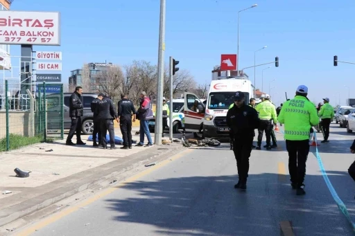 Motosikletiyle yaya ge&ccedil;idinden ge&ccedil;mek isten adam hayatını kaybetti
