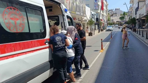 Motosikletiyle yayaya &ccedil;arptı, trafik ekibini beklemeyip gitti
