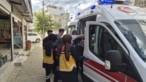 Motosikletle &ccedil;arpışan otomobil s&uuml;r&uuml;c&uuml;s&uuml; ka&ccedil;tı: 1 yaralı
