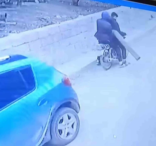 Motosikletle gelip evin bahçesindeki su motorunu çaldılar: O anlar kamerada
