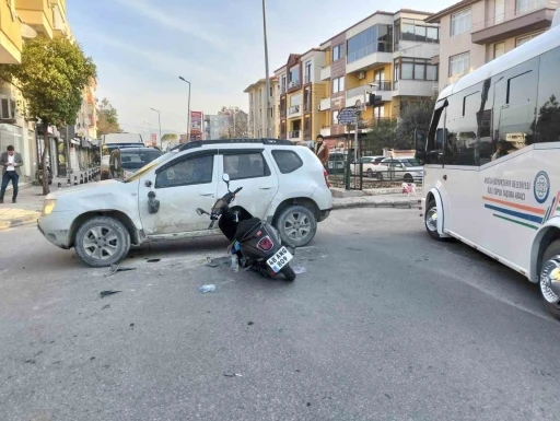 Motosikletle otomobil &ccedil;arpıştı: 1 yaralı