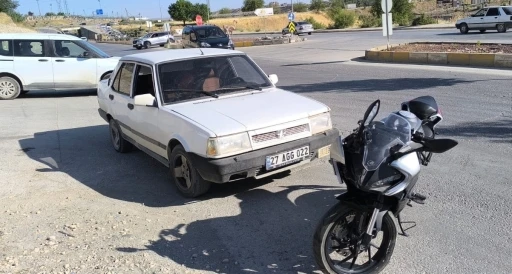 Motosikletle otomobil çarpıştı: 2 yaralı
