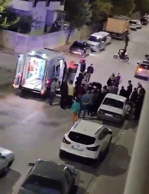 Motosikletle otomobilin çarpışma anları kameralara yansıdı: 1’i ağır 2 yaralı
