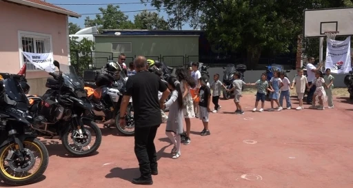 Motosikletleri ile umut dağıtıyorlar
