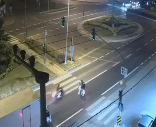 Motosikletlerin &ccedil;arpışma anı kameralara yansıdı
