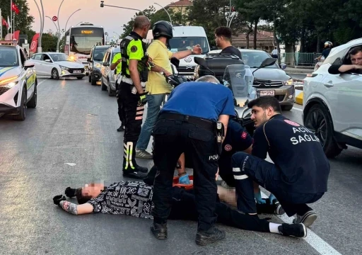 Motosikletlerin &ccedil;arpıştığı kaza kameraya yansıdı: 1 yaralı
