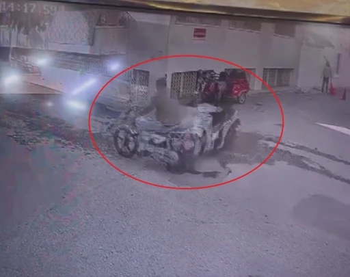 Motosikletlerin kafa kafaya çarpıştığı anlar kameraya yansıdı
