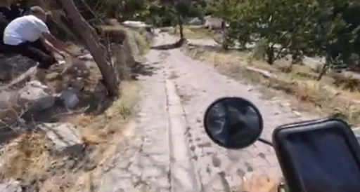 Motosikletli gezgine önce hakaret ettiler sonra taşla kovaladılar
