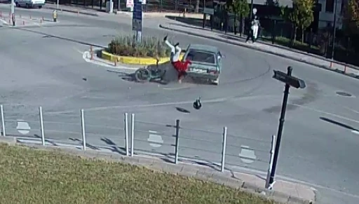 Motosikletli havada takla attı, ilk yaptığı şey fırlayan ayakkabısını giymek oldu
