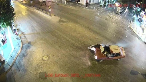 Motosikletli kaputa yapıştı, otomobil motosikletlinin &uuml;st&uuml;nden ge&ccedil;ti
