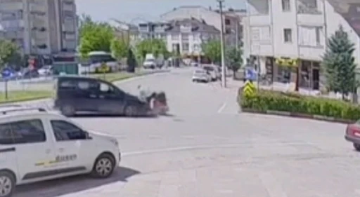 Motosikletli muhtarın karıştığı kaza kamerada
