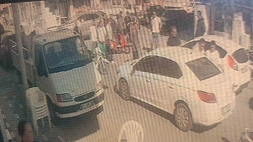Motosikletli, önüne çıkan motosiklete çarpmamak isterken yola savruldu
