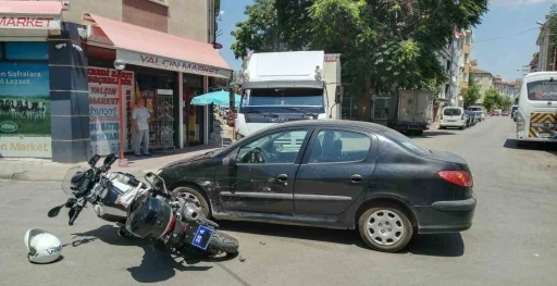 Motosikletli polise aracına otomobil çarptı
