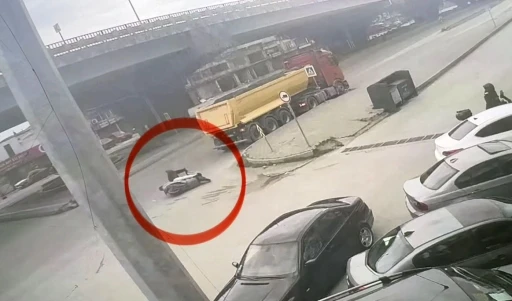 Motosikletli tırın altına girmekten son anda kurtuldu

