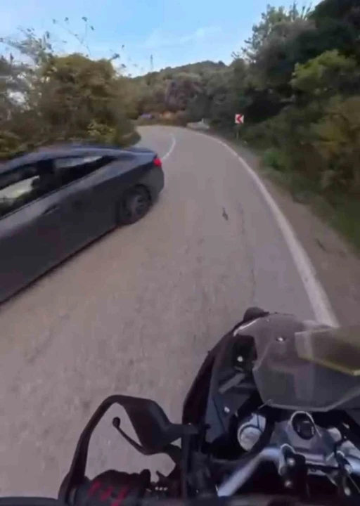 Motosikletlinin saniyelerle ölümden kurtulduğu anlar kameraya yansıdı
