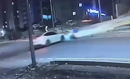 Motosikletliye &ccedil;arpan otomobil s&uuml;r&uuml;c&uuml;s&uuml; ka&ccedil;tı