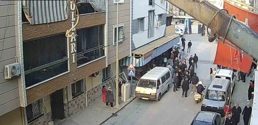 Motosikletliye &ccedil;arpmamak i&ccedil;in bakkala girdi
