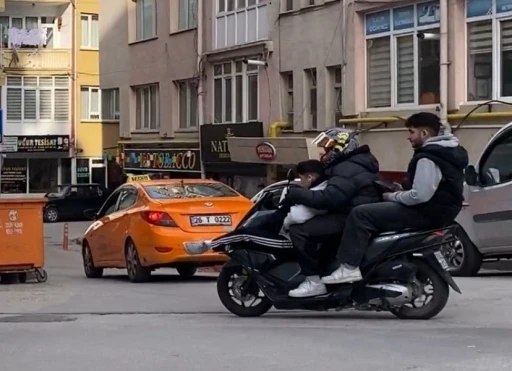 Motosiklette &uuml;&ccedil; kişilik tehlikeli yolculuk
