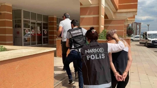 Motosiklette uyuşturucu maddeyle yakalanan sanıklar hakim karşısına &ccedil;ıktı
